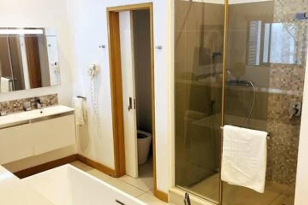 Latitude Luxury Seafront Suite Rivière Noire Extérieur photo