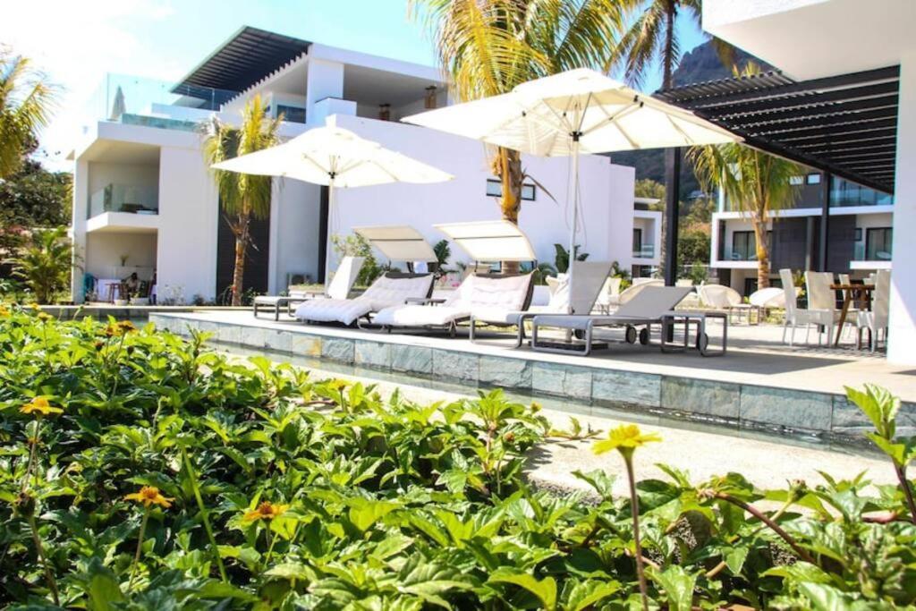 Latitude Luxury Seafront Suite Rivière Noire Extérieur photo